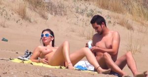 imagen Voyeur tiene una buen sexo en la playa nudista